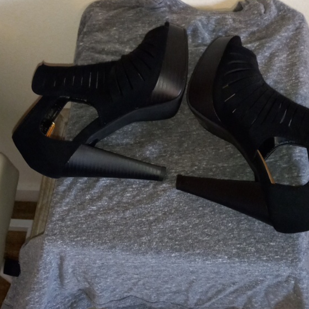 Heels - Picture 3 of 4